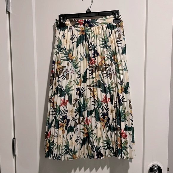 Gianni Bini Dresses & Skirts - Gianni Bini tropical skirt